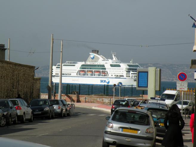  car ferry entrant au port